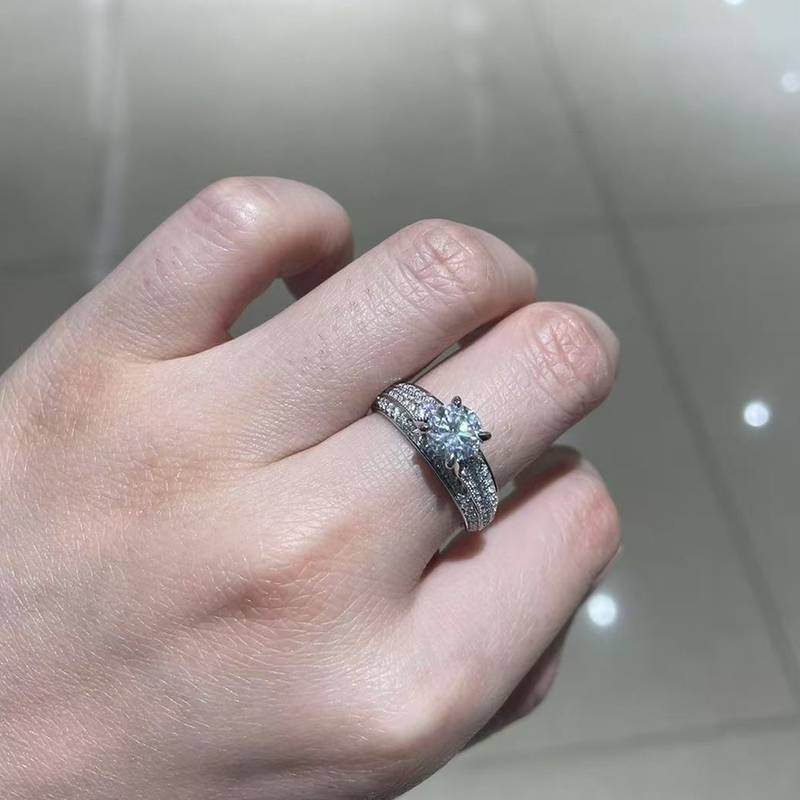 Affordable Luxury满钻Women's RingS925银镀白金定制选款主石Moissanite1.0ct/副石高碳钻